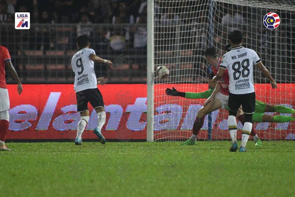 Nik Muhammad Sharif (kanan) meledak satu gol ketika membantu TFC menewaskan KL City 2-1 dalam aksi separuh akhir pertama Piala Malaysia di Cheras pada Sabtu. - Foto FB MFL