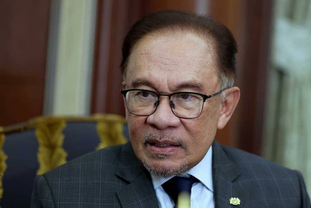 Perdana Menteri Datuk Seri Anwar Ibrahim menjawab pertanyaan semasa sidang media sempena lawatan kerjanya ke Riyadh. - Foto Bernama.