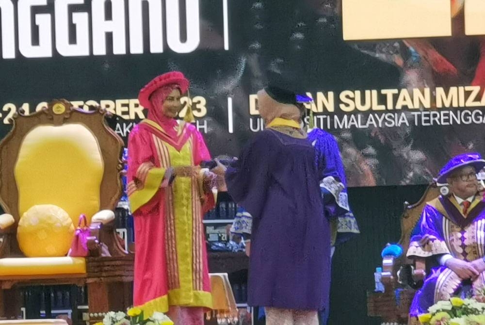 Sultanah Nur Zahirah menyempurnakan penyerahan skrol kepada graduan sempena istiadat Majlis Konvokesyen Ke-21 UMT Tahun 2023 (Sidang Pertama), di Kuala Nerus pada Ahad.