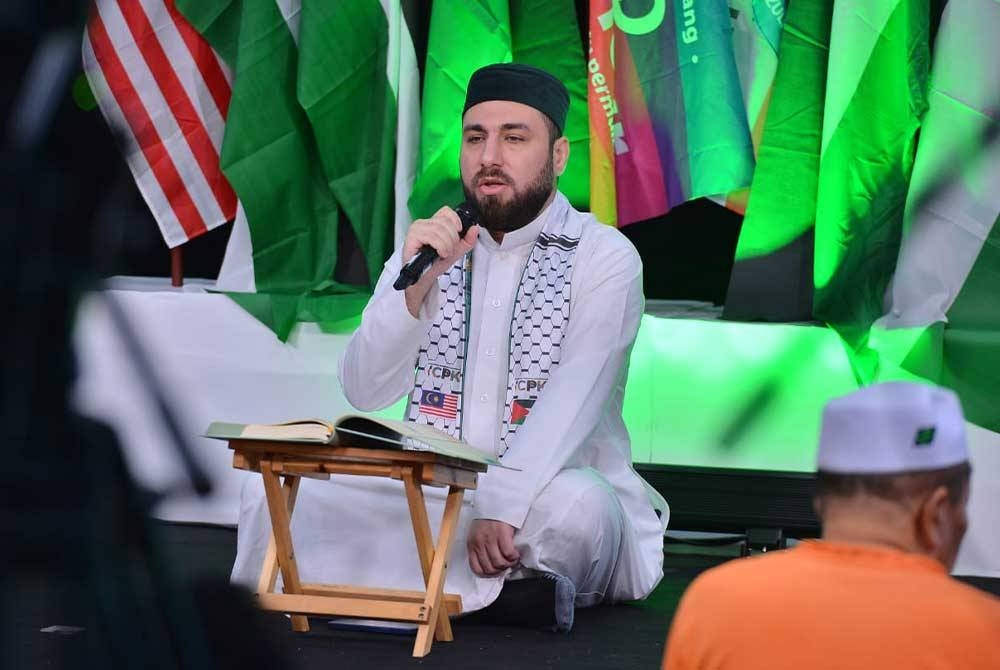 Shaykh Rami mengalunkan bacaan surah al-Insan yang diangkat menjadi surah pilihan dalam #QuranHour For Gaza di Auditorium Kompleks Kumpulan Karangkraf, pada Ahad.