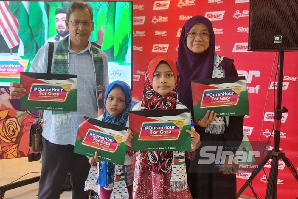 Lokman (kiri) bersama isterinya, Nor Eda dan cucunya, Salwa Ardini Mohd Shaifuddin, 9, dan Nur Alia Humairah, 7, menyertai #QuranHour For Gaza di Kumpulan Karangkraf pada Ahad.