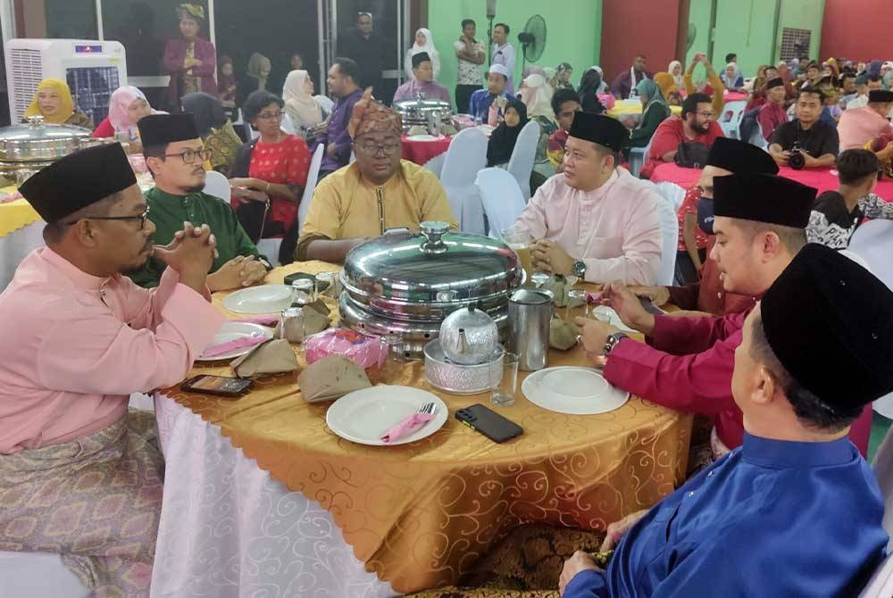 Rizam (empat dari kiri) bersama-sama Harrison (dua dari kiri) dan Azley (dua dari kanan) bersama-sama semeja pada Program Rumpun Selangor D&#039;Desa di Dewan Bukit Kuching Tengah pada malam Sabtu.