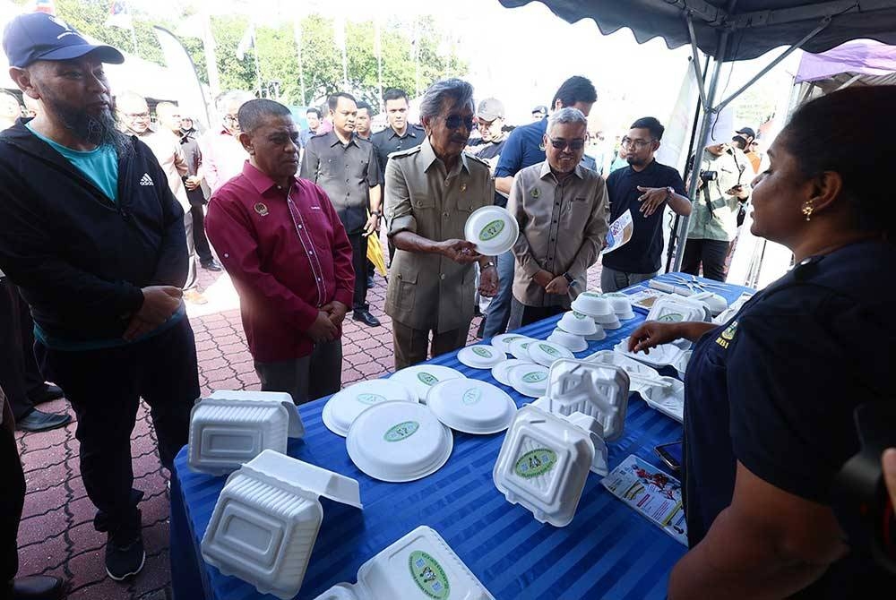 Saarani (dua dari kiri) mengiringi Raja Jaafar (tengah) ketika Majlis Sambutan Ulang Tahun Ke-5 Geopark Lembah Kinta di Persiaran Dewan Bandaraya, Jalan Sultan Abdul Jalil di sini pada Ahad.