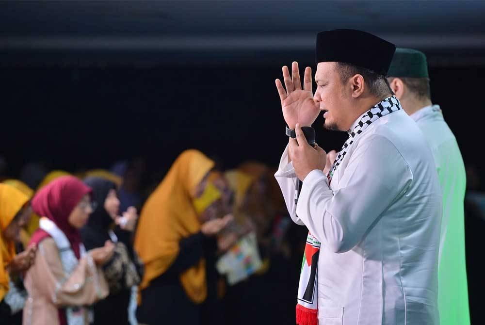 Bacaan doa oleh Pensyarah Universiti Sains Islam Malaysia (USIM), Mohd Shamsul Hakim Abd Samad di ketika program #QuranHour for Gaza Kompleks Kumpulan Karangkraf pada Ahad.