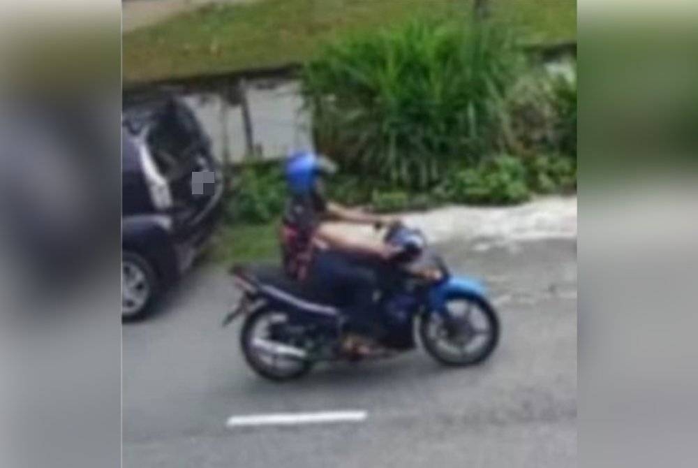 Rakaman kamera litar tertutup memaparkan suspek menunggang sebuah motosikal.