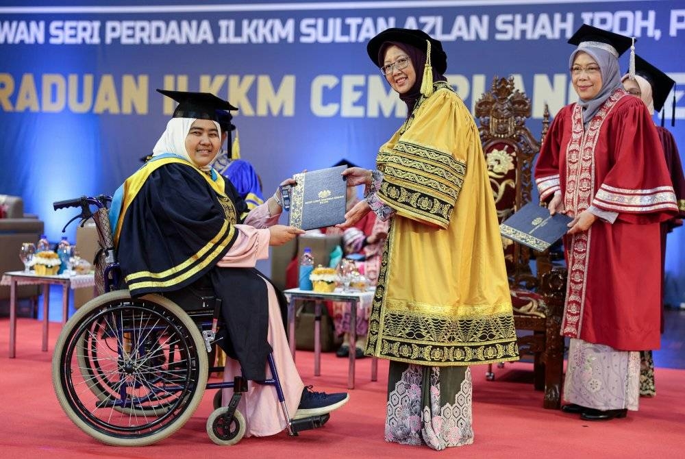 Dr Zaliha (dua dari kanan) menyampaikan Sijil Diploma Lanjutan Kebidanan kepada Ayu Mastura Armisan pada Sidang Pertama Istiadat Konvokesyen ILKKM Zon Semenanjung di ILKKM Sultan Azlan Shah pada Ahad. - Foto Bernama