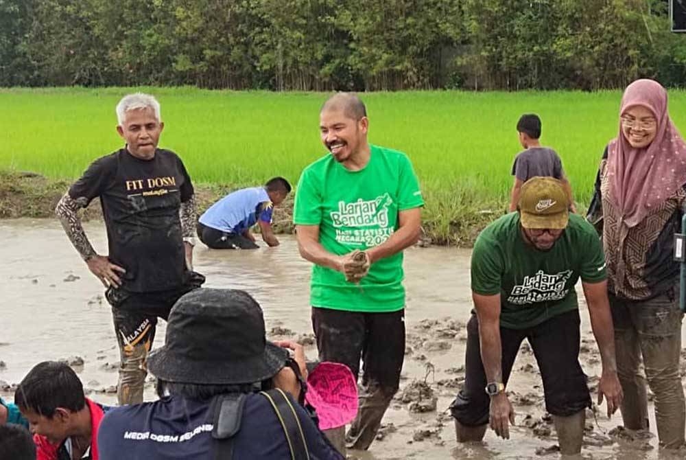 Mohd Uzir (tiga kanan) turut menyertai acara Larian D&#039;Bendang bersama masyarakat setempat.