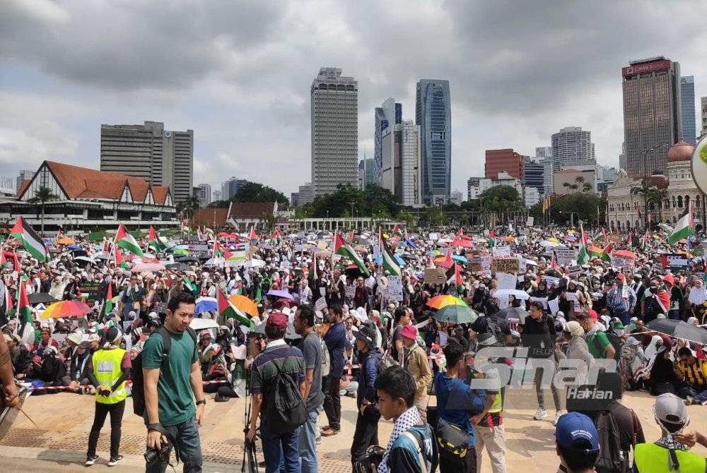 Antara peserta yang hadir pada Himpunan 'Freedom For Palestine' di Dataran Merdeka pada Ahad.