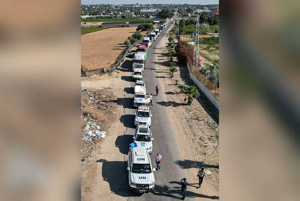 Konvoi trak bantuan kemanusiaan yang melintasi sempadan Rafah tiba di kemudahan penyimpanan di Khan Yunis di selatan Gaza pada Sabtu. - Foto AFP