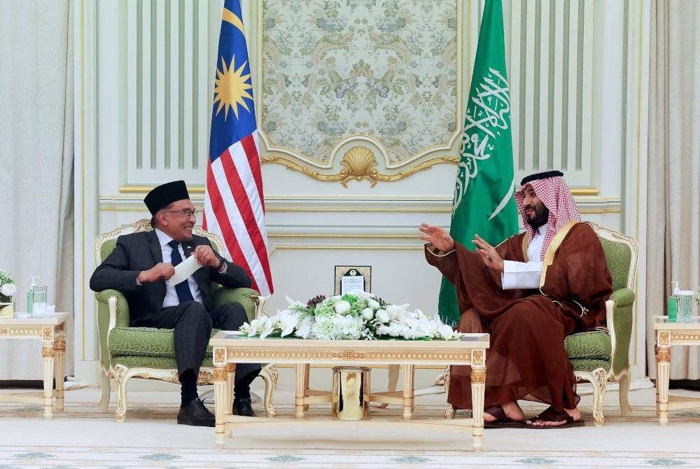 Anwar mengadakan pertemuan dengan Perdana Menteri Arab Saudi Putera Mahkota Mohammed bin Salman di Istana Al Yamamah pada Ahad. - Foto Bernama