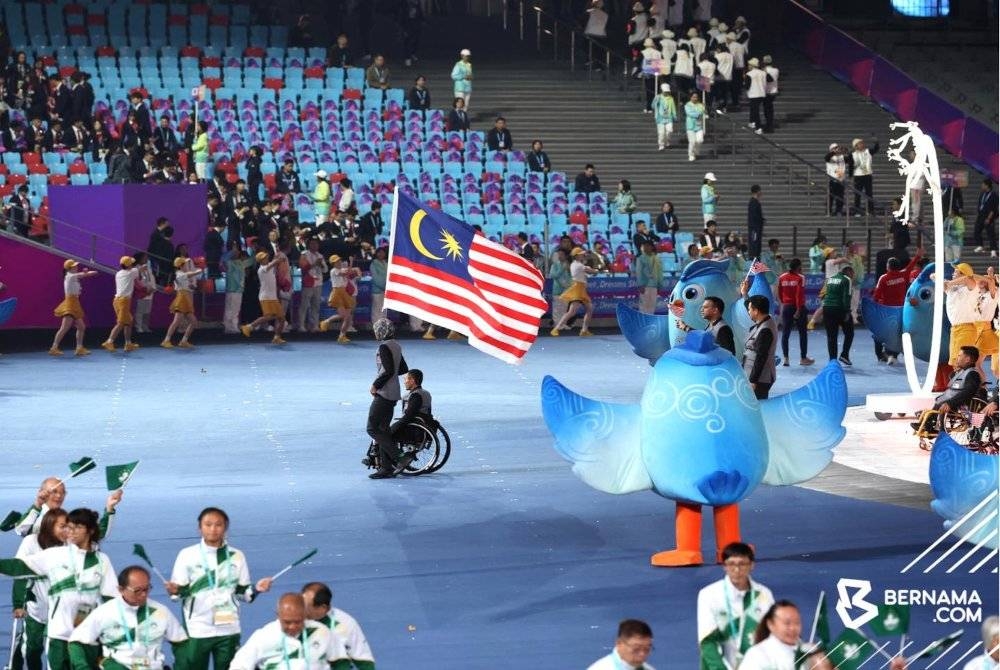 Kontinjen Malaysia memasuki stadium selaku Kontinjen ke-21 diketuai Chef-de-Mission K M Rajendran dan atlet badminton para Muhammad Ikhwan Ramli serta atlet lompat jauh Nani Shahiera Zawawi menggalas tugas bersama membawa Jalur Gemilang pada acara pembukaan rasmi temasya Sukan Para Asia Hangzhou 2022 di Stadium Sukan Olimpik Hangzhou, China malam Ahad.