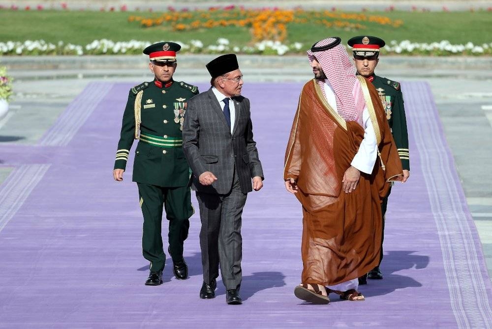 Anwar mengadakan pertemuan dengan Putera Mahkota Mohammed bin Salman di Istana Al Yamamah pada Sabtu. - Foto Bernama