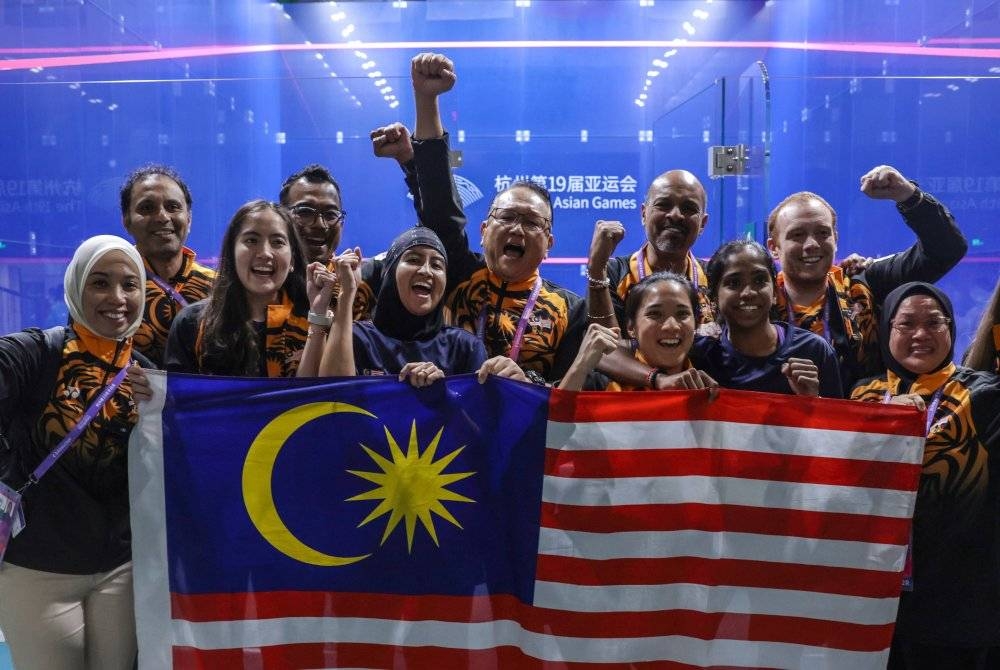 Ketua Kontinjen Malaysia ke Sukan Asia Hangzhou 2022, Datuk Chong Kim Fatt (belakang, tengah) bersama skuad wanita skuasy negara (depan, dua dari kiri) Aira Azman, Aifa Azman, Rachel Arnold dan S Sivasangari yang meraih emas dalam acara berpasukan wanita pada 30 September lalu.