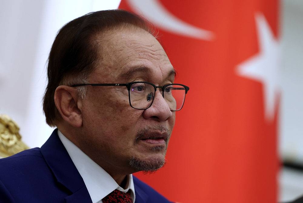 Anwar ketika sidang media selepas mengadakan pertemuan bersama Presiden Turkiye Recep Tayyip Erdogan di Lapangan Terbang Antarabangsa Turkiye hari ini. - Foto: Bernama