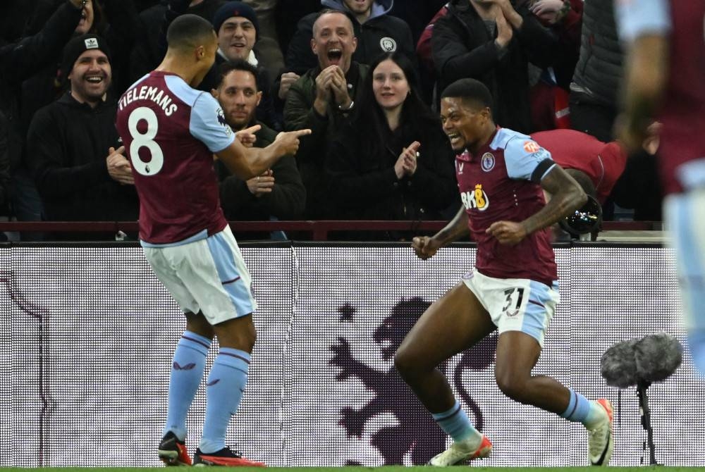 Bailey (kanan) meraikan jaringannya dengan Youri Tielemans ketika menentang West Ham United. - Foto AFP