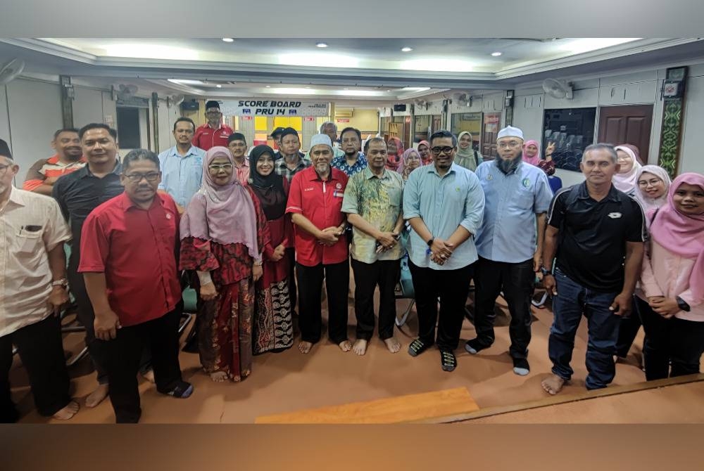 Sulaiman (lima dari kanan) bersama-sama kepimpinan dan ahli UMNO bergambar selepas Taklimat Zakat Wakalah di Bangunan UMNO Bahagian Tanjong Karang pada Ahad.