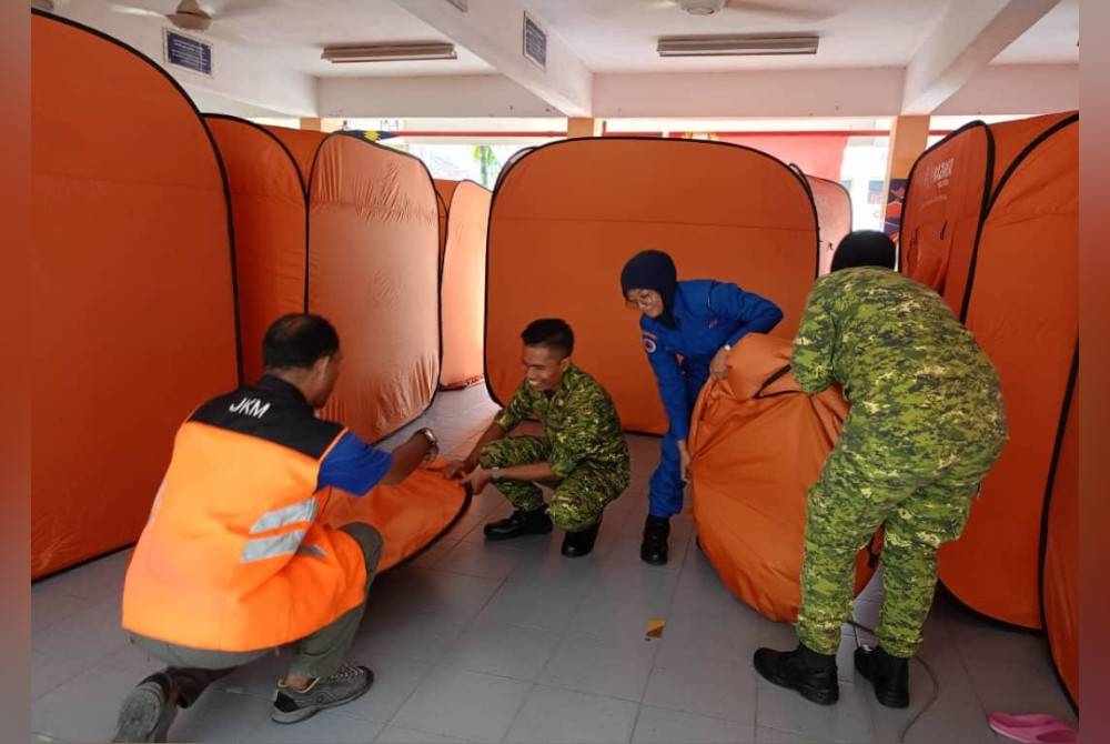 Tiga pusat pemindahan sementara (PPS) yang dibuka semalam masih beroperasi. - Gambar hiasan