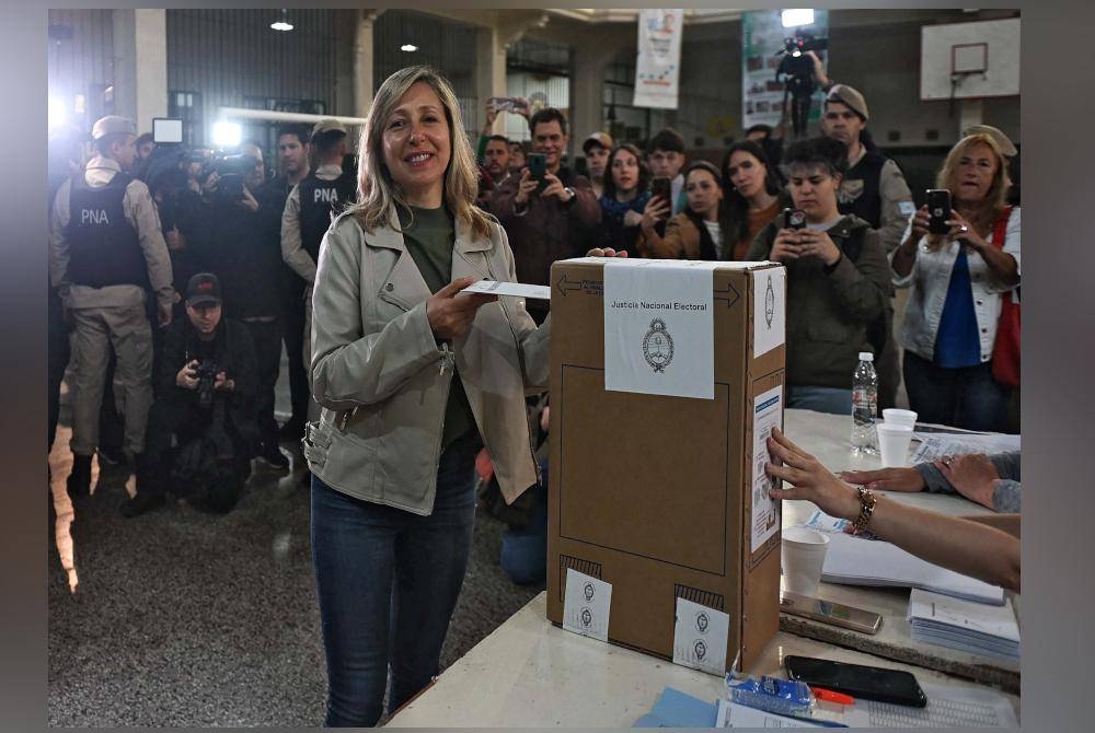 Calon Presiden Argentina, Myriam Bregman membuang undi di pusat mengundi di Buenos Aires, semasa pilihan raya presiden pada Ahad. - Foto AFP