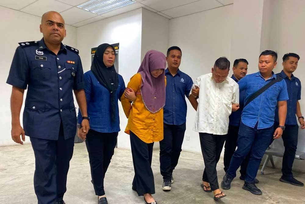 Tertuduh diiringi oleh anggota polis semasa menghadiri prosiding perbicaraan di Mahkamah Sesyen Kota Bharu pada Isnin.