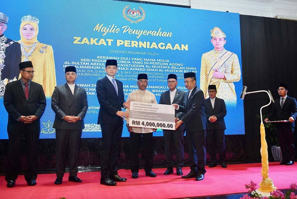 Al-Sultan Abdullah berkenan menyaksikan serahan zakat daripada tiga badan korporat berjumlah lebih RM8.4 juta kepada Tengku Hassanal selaku Yang Dipertua MUIP pada Isnin. - Foto: FB Wan Rosdy