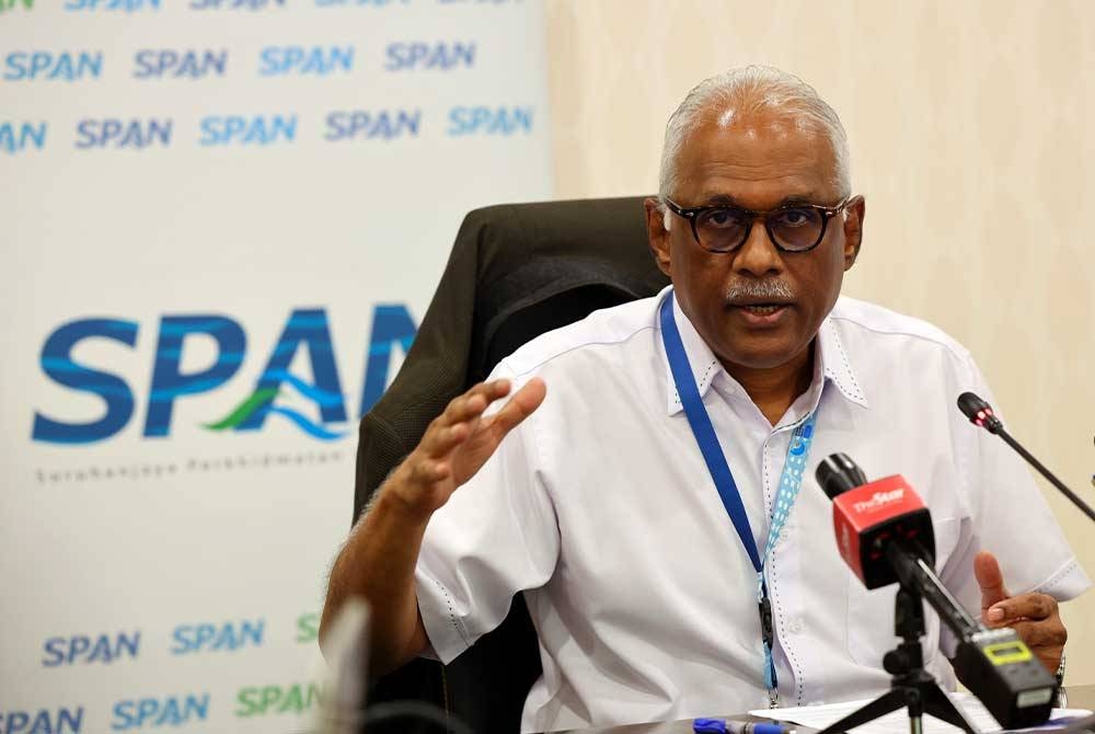 Charles Anthony Santiago ketika sidang media mengenai Pelaporan Situasi Empangan Bekalan Air di Suruhanjaya Perkhidmatan Air Negara pada Isnin. - Foto: Bernama