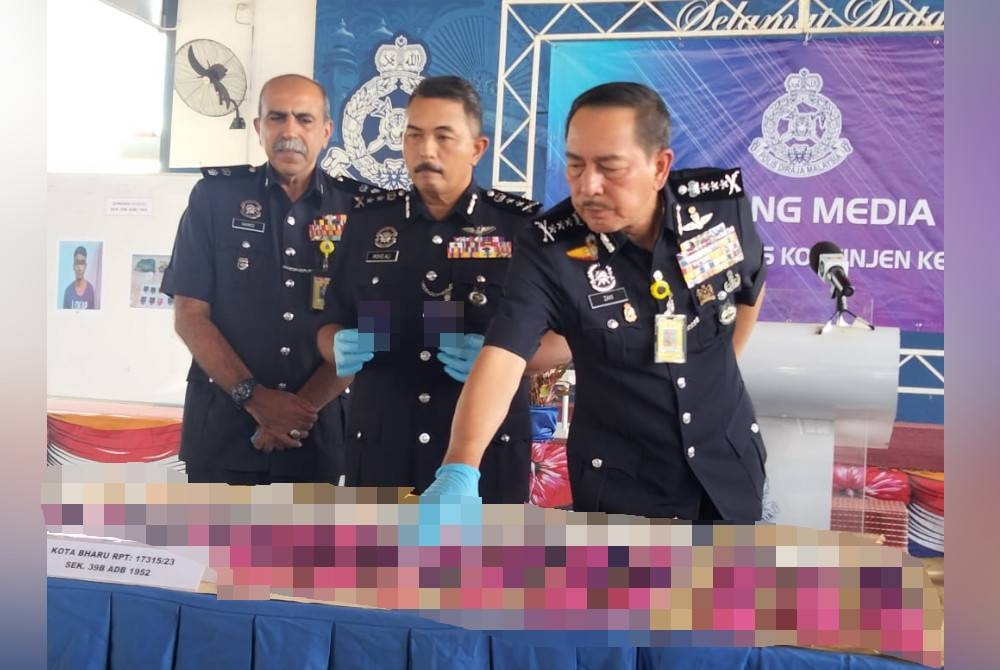 Muhamad Zaki menunjukkan dadah yang dirampas ketika Ops Tapis Khas selama lima hari yang berakhir Ahad.