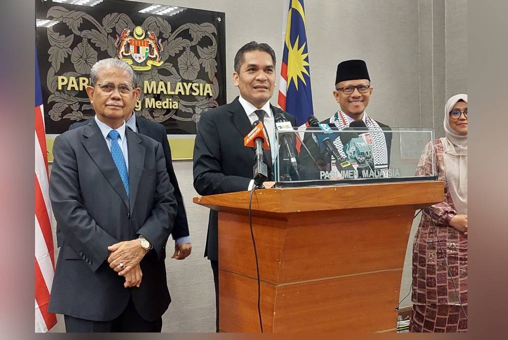 Mohd Radzi (dua dari kiri) pada sidang akhbar di bangunan Dewan Rakyat pada Isnin.