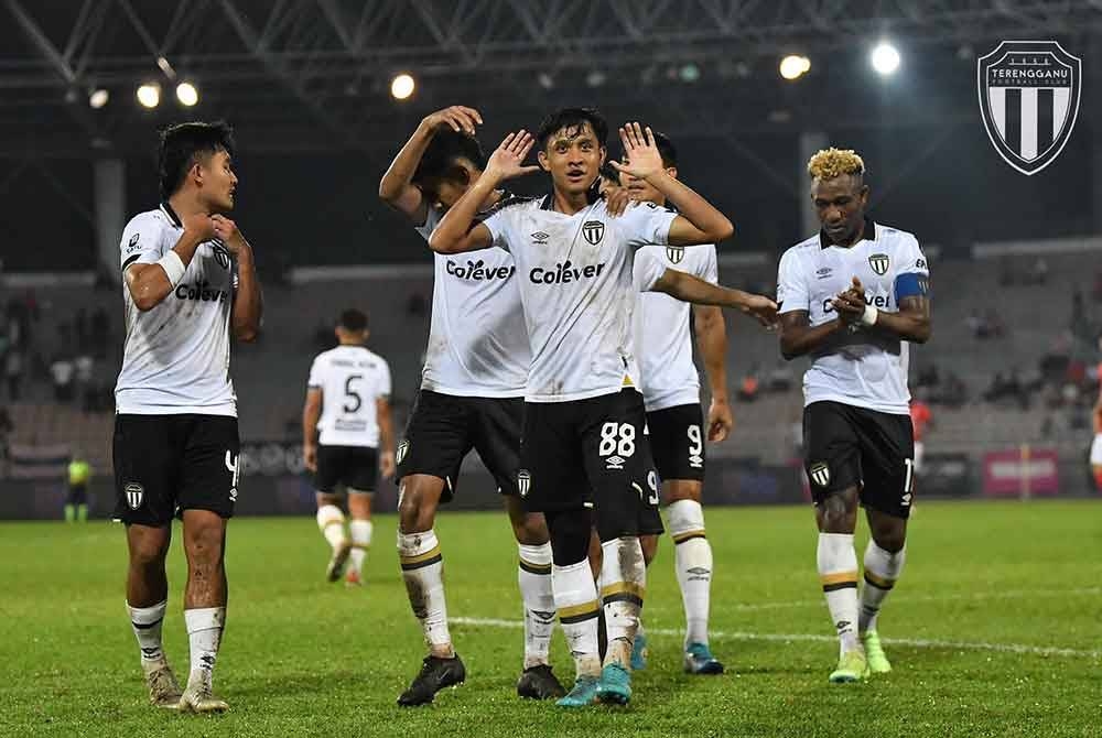 Nik Sharif (tengah) bersama rakan sepasukan enggan berasa selesa dengan kelebihan satu gol apabila akan melayan kunjungan KL City dalam aksi separuh akhir kedua Piala Malaysia di Kuala Nerus awal bulan depan. - Foto FB Terengganu FC