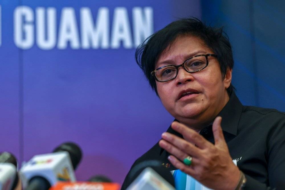 Azalina bercakap kepada pemberita selepas melancarkan Sistem eKlinik 6G di Bahagian Hal Ehwal Undang-Undang (BHEUU) hari ini. - Foto Bernama