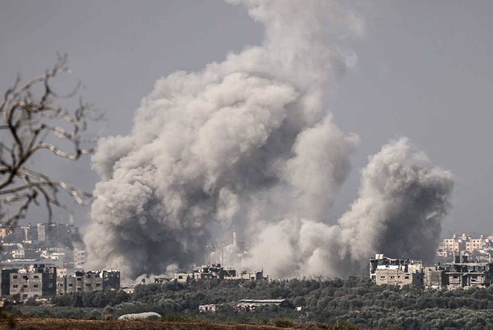 Asap tebal menyelubungi kawasan utara Genting Gaza selepas dibedil Israel pada pagi Isnin. - Foto: AFP