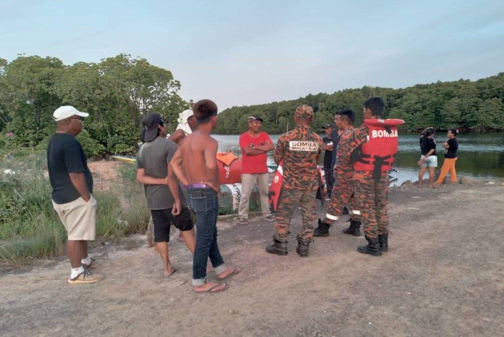 Anggota bomba dimaklumkan oleh penduduk kampung berkenaan mangsa yang dibaham buaya.