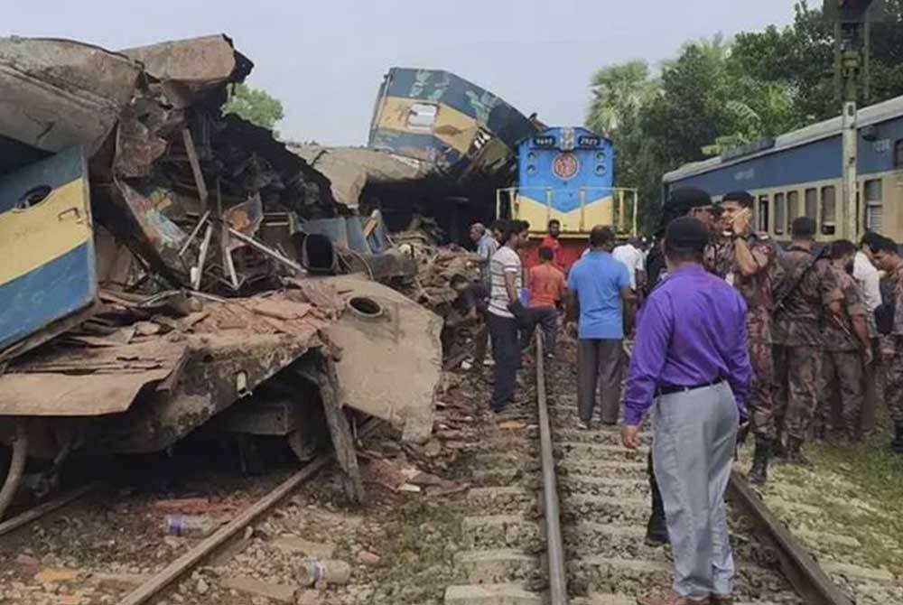 Sekurang-kurangnya 15 orang terbunuh selepas dua kereta api bertembung di daerah Kishoreganj Bangladesh pada Isnin. - Foto AP