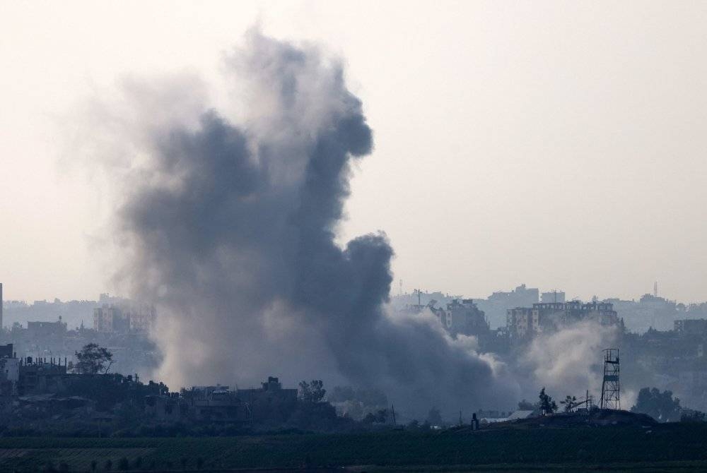 Kelihatan asap berkepul-kepul semasa serangan Israel ke atas Gaza pada Isnin, di tengah-tengah pertempuran berterusan antara Israel dan pejuang Hamas. - Foto AFP