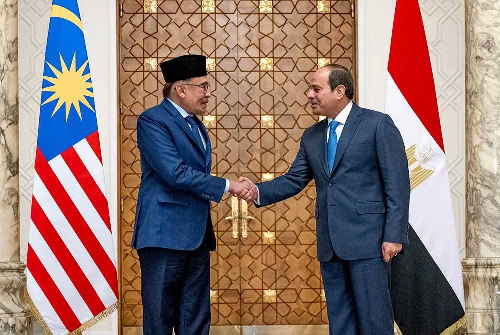 Anwar bersama Abdel Fattah El-Sisi (kanan) di Istana Al-Ittihadiya, Kaherah hari ini. - Foto Bernama