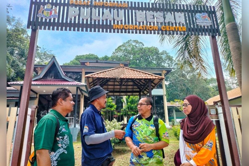 Noorazhar (dua dari kanan) dan Siti Aminah berbincang mengenai geopark Melaka bersama Ketua Pegawai Eksekutif Majlis Pembangunan Pulau-pulau Melaka (MPPM) Azhar Yaacob (dua dari kiri) di Pulau Besar, Melaka.