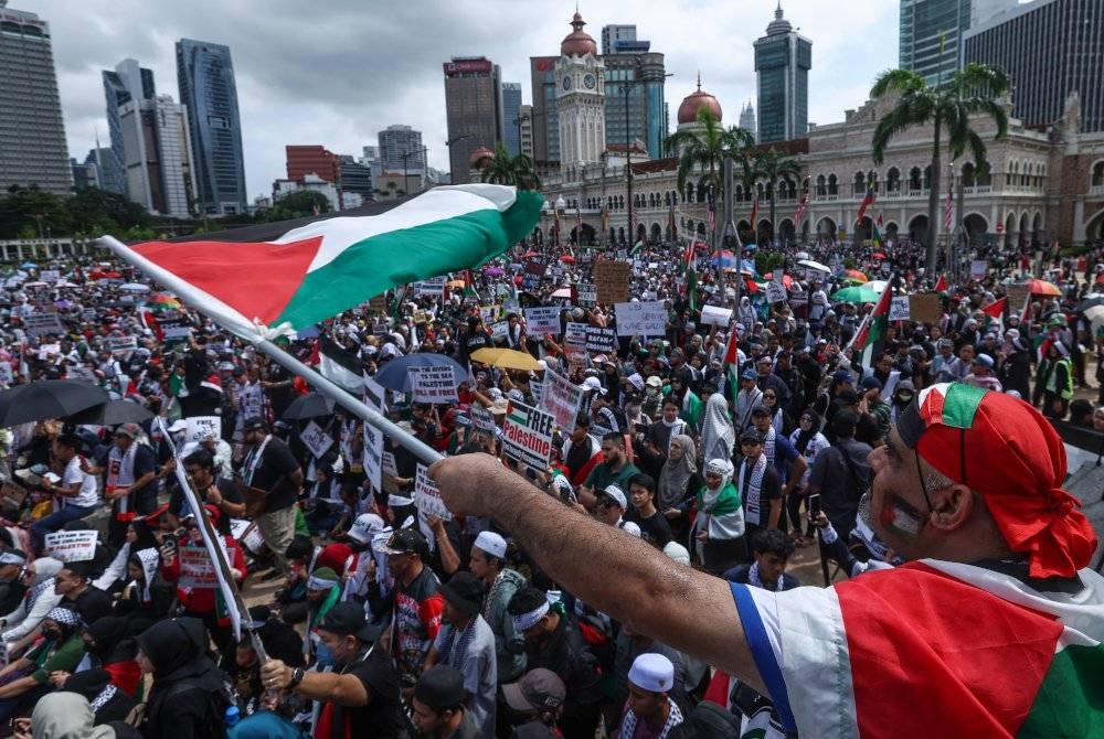 Suasana di Dataran Merdeka pada Perhimpunan Solidariti Freedom For Palestine anjuran MyCARE dan Viva Palestina Malaysia. - Foto Bernama