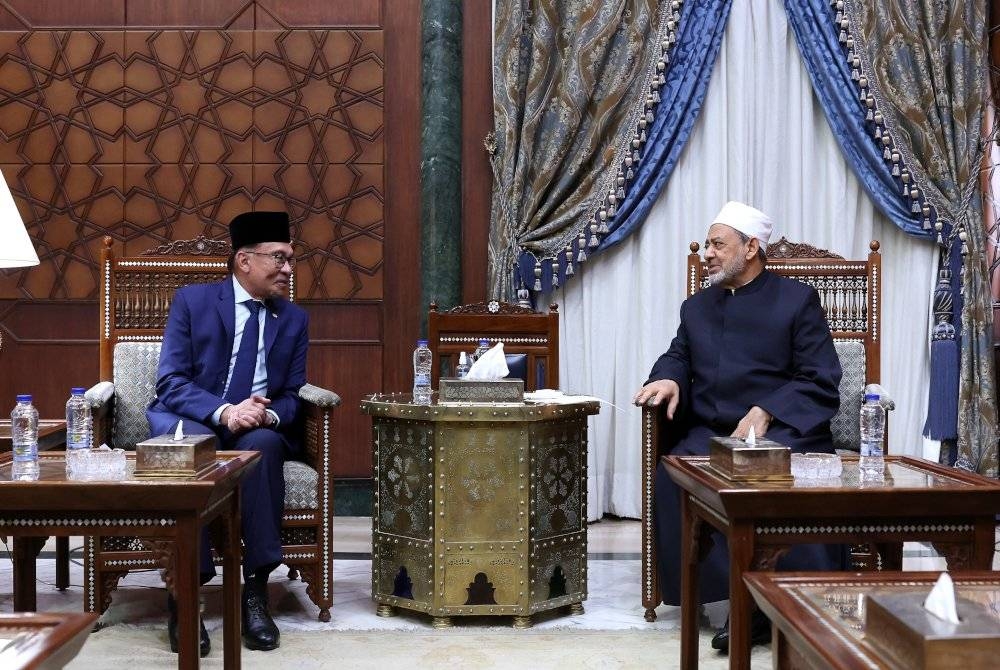 Anwar mengadakan pertemuan dengan Sheikh Al-Azhar, Prof Dr Ahmad Al-Tayyeb di Universiti Al-Azhar hari ini. - Foto Bernama