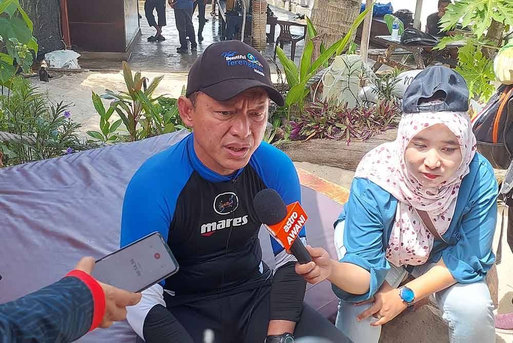 Razali (tengah) ketika sidang akhbar selepas melawat lokasi kapal karam di Pulau Kapas.