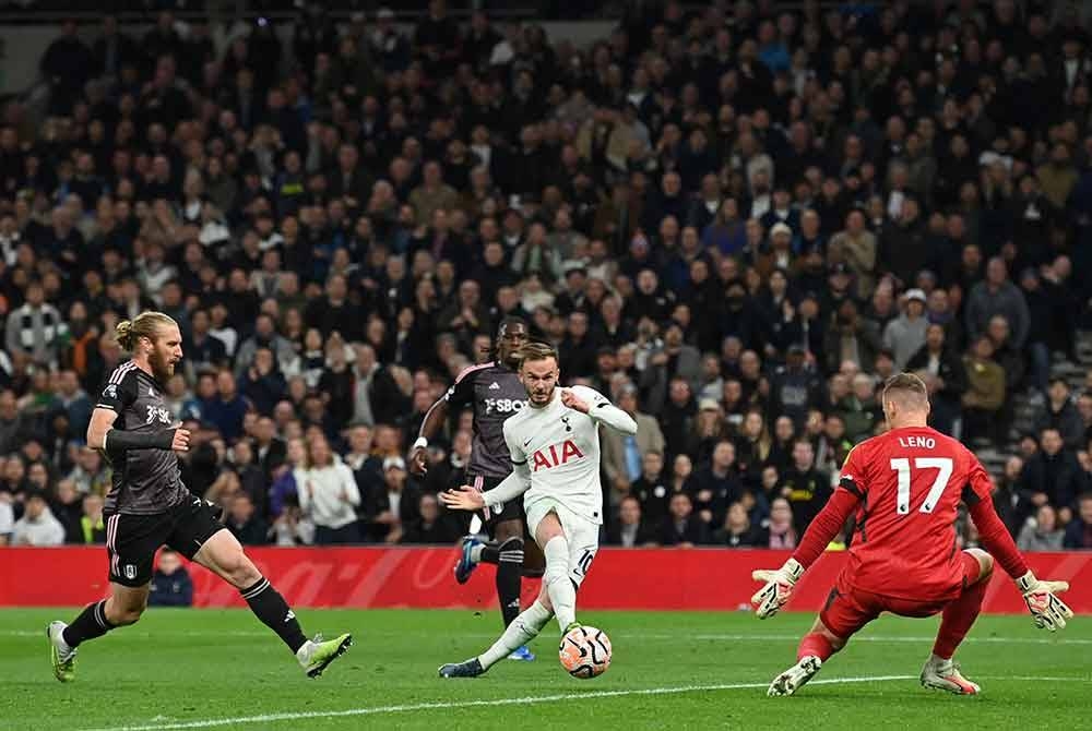 Maddison (tengah) meledak gol mengatasi penjaga gol Fulham, Bernd Leno. -Foto AFP