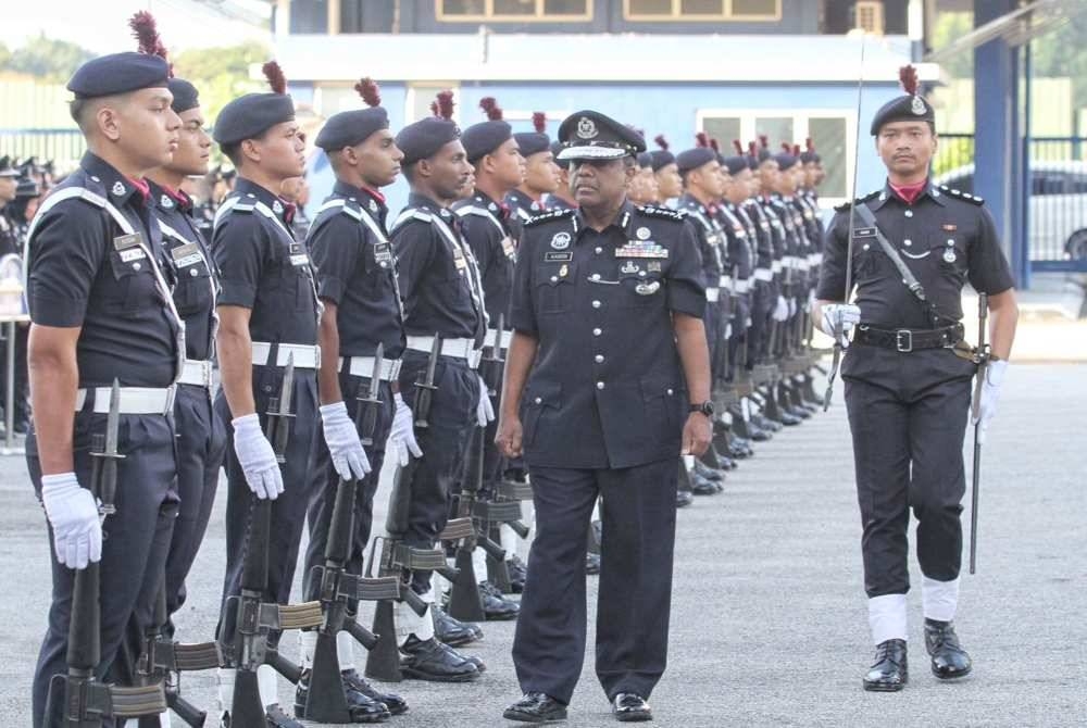 Allaudeen memeriksa perbarisan dalam perhimpunan bulanan di IPK Kuala Lumpur pada Selasa.