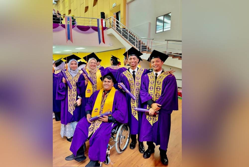 Muhammad (tengah) dikelilingi rakan baiknya selepas menerima ijazah pada Majlis Konvokesyen UMT ke-21 di Dewan Sultan Mizan, UMT pada Selasa.