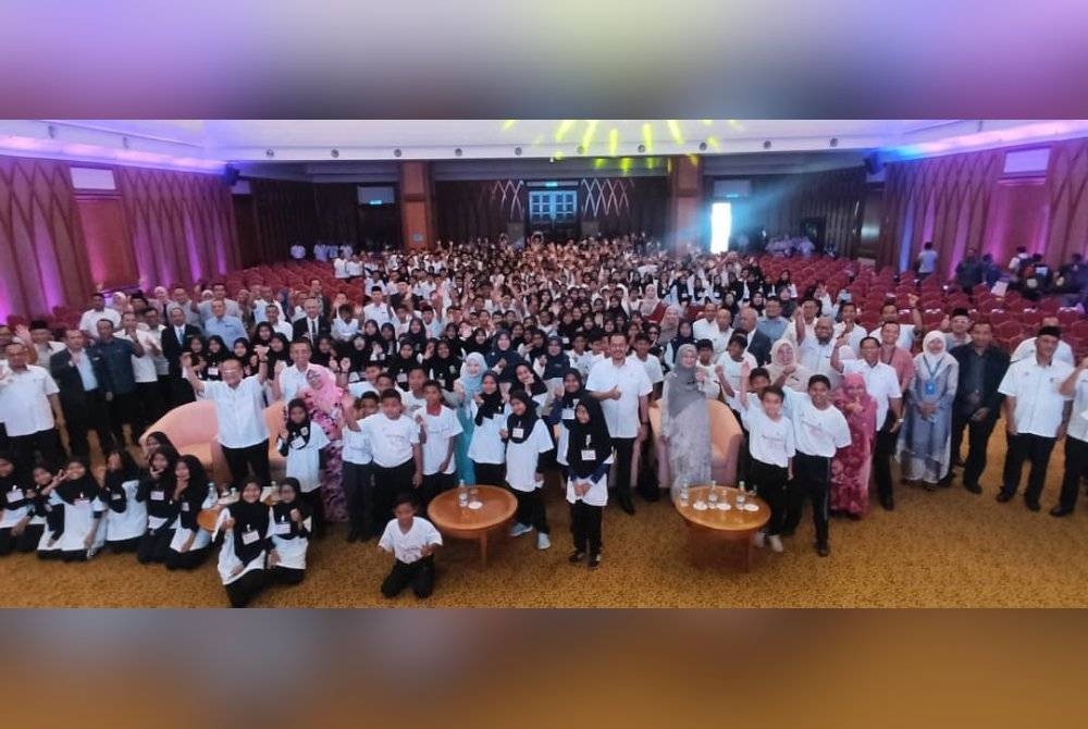 Fadhlina (tengah) bergambar bersama murid-murid yang turut hadir pada PROMAK Riang Ria Nutri Peringkat negeri Kedah di Universiti Antarabangsa Albukhary (AIU), Alor Setar pada Selasa.