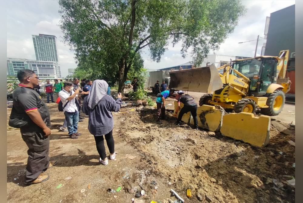 MBSJ turut mengambil tindakan menutup kesemua laluan masuk ke tapak pembuangan sampah.