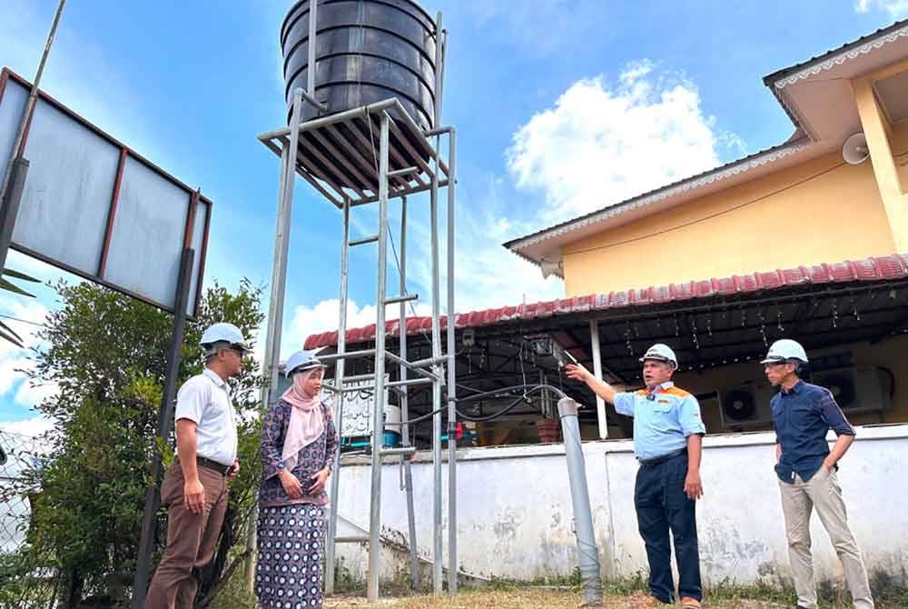 Zulkifli (dua dari kanan) melihat telaga tiub yang dibina di Taman Rantau Mas di Rantau Panjang.