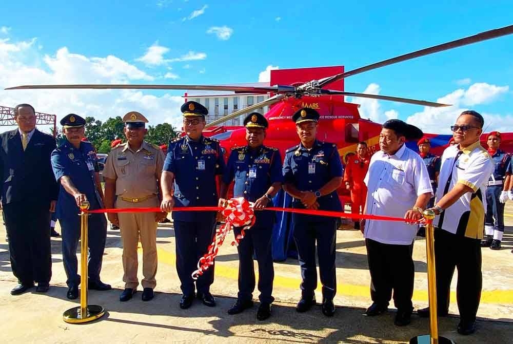 Abdul Wahab (empat dari kanan) merasmikan helipad di Ibu Pejabat JBPM Kelantan pada Selasa.