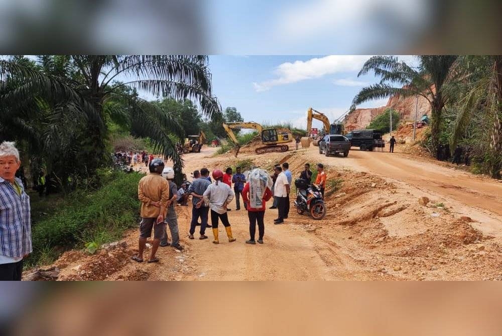 Petani-petani didakwa bertelagah dengan pihak berkuasa menyebabkanempat individu ditahan polis. Foto Ihsan PSM