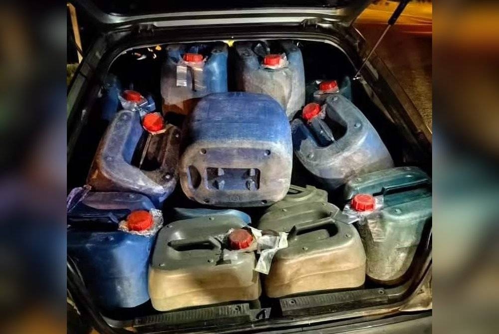 KPDN Kelantan menggagalkan cubaan menyeludup 1,025 liter petrol selepas menahan sebuah kereta di Kampung Kedemit, Tumpat pada Selasa.