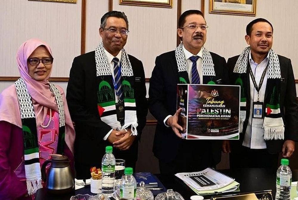 Mohd Zuki (dua dari kanan) melancarkan Tabung Kemanusiaan Palestin bagi Perkhidmatan Awam hari ini. Foto Instagram Mohd Zuki Ali