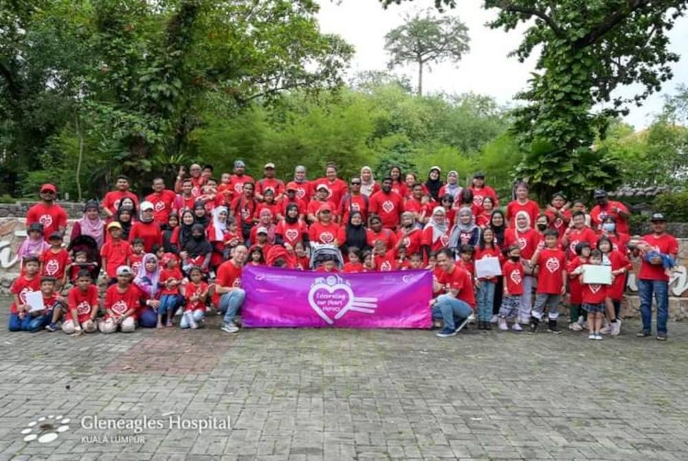 Dr Sundar Raj bersama sukarelawan yang menjayakan program tersebut.