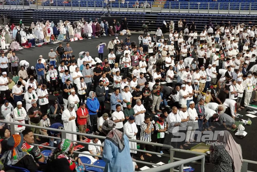 Peserta Himpunan 1,000,000 Malaysia Bersama Palestin membanjiri Stadium Axiata Arena, Bukit Jalil. FOTO: SINAR HARIAN